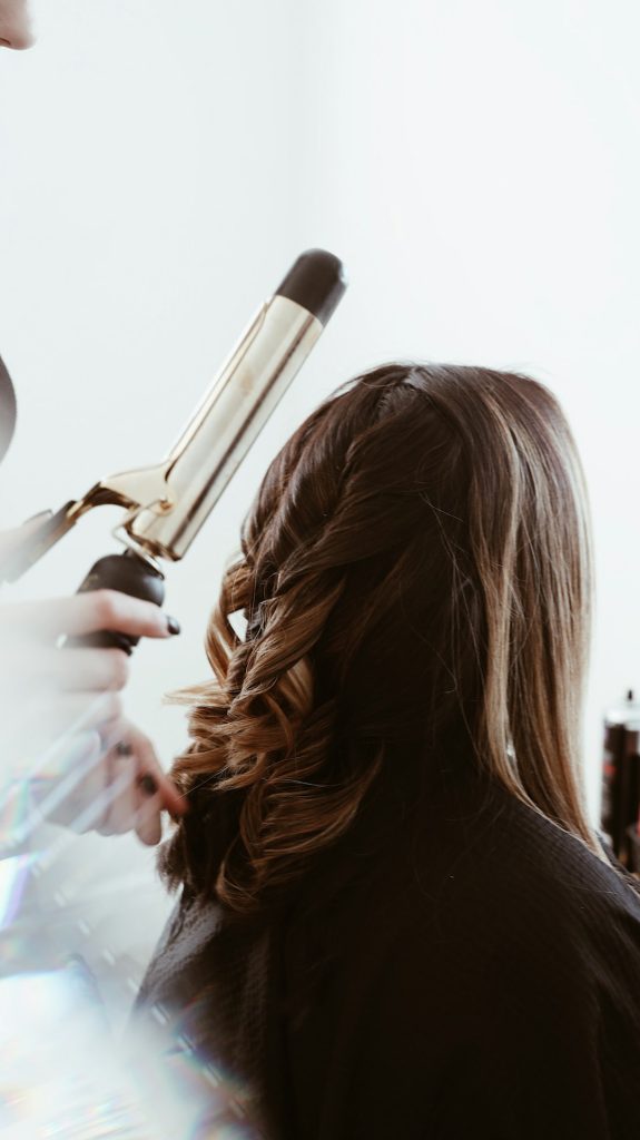 person-holding-gray-hair-curler-mmz03pycozg person-holding-gray-hair-curler-mmz03pycozg
